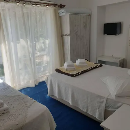 Lacivert Hotel Ayvalik